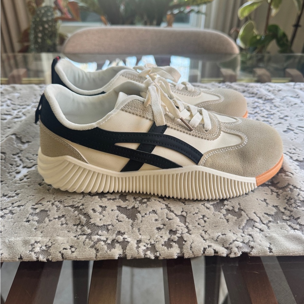 De Florance Vintage Sneakers - Cream /
Black Retro Trainers - Women’s Size 8.5